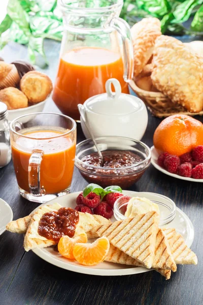 Tavolo Colazione Fresco Continentale Con Marmellata Sul Pane Tostato — Foto Stock