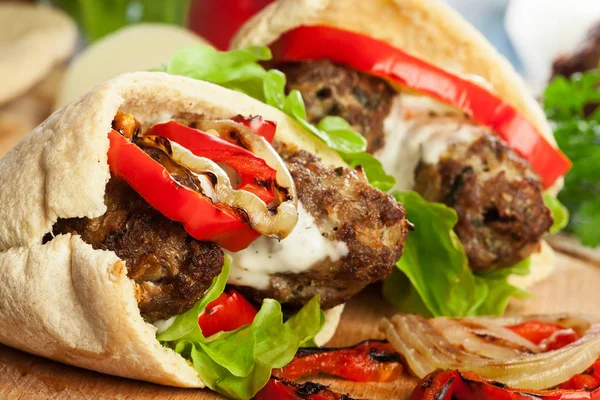 Finom Kofta Kebab Grillezett Paprikával Hagymával Pitakenyéren Tálalva — Stock Fotó