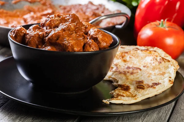 Pollo Tikka Masala Servido Con Pan Naan Plato Negro — Foto de Stock