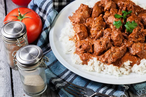 Pollo Tikka Masala Servido Con Arroz Plato Blanco — Foto de Stock