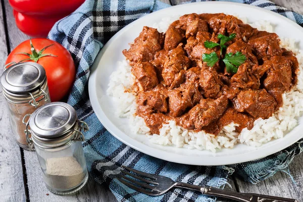 Beyaz Tabakta Pilavla Servis Edilen Tavuk Tikka Masala — Stok fotoğraf