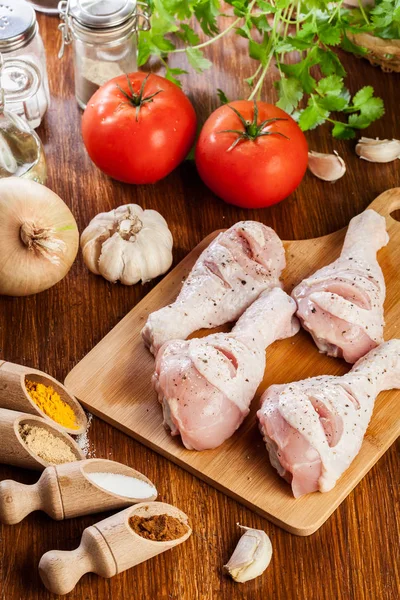 Raw Chicken Legs Spices Wooden Chopping Board Ready Preparing Chicken — Stock Photo, Image