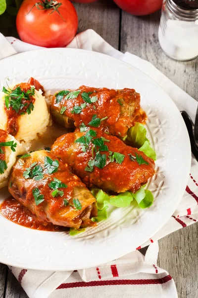 Fylld Kål Med Kött Och Ris Serveras Med Kokt Potatis — Stockfoto