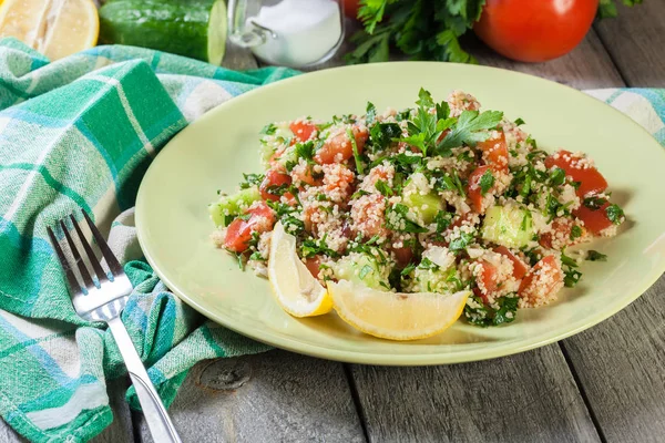 Ensalada Tabbouleh Con Cuscús Plato Verde Sobre Mesa Rústica — Foto de Stock