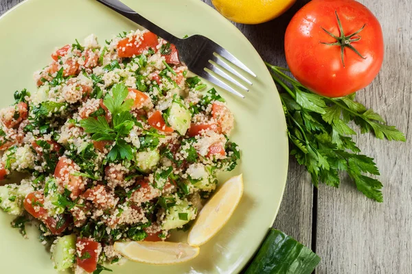 Tabbouleh Sallad Med Couscous Grön Plåt Rustika Bord Ovanifrån — Stockfoto