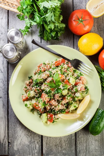 Salada Tabbouleh Com Cuscuz Placa Verde Mesa Rústica Vista Superior — Fotografia de Stock