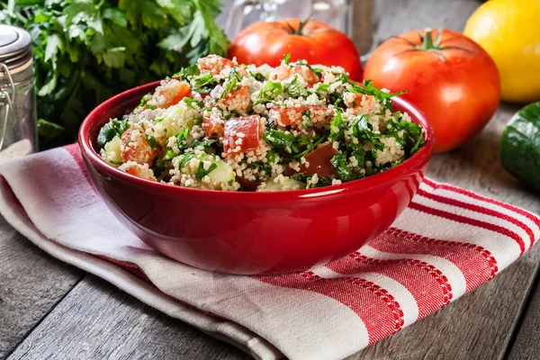 Ensalada Tabbouleh Con Cuscús Tazón Rojo Sobre Mesa Rústica — Foto de Stock