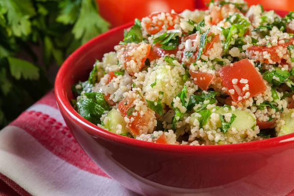 Ensalada Tabbouleh Con Cuscús Tazón Rojo Sobre Mesa Rústica — Foto de Stock