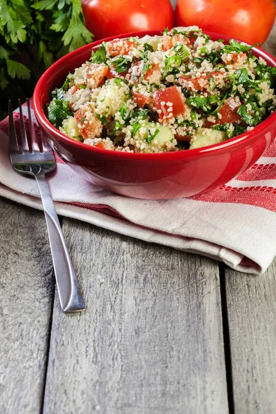 Tabbouleh Salade Met Couscous Rode Kom Rustieke Tafel — Stockfoto