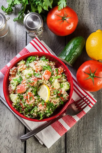 Tabbouleh Piros Tálba Rusztikus Asztal Kuszkusz Saláta Szemközti Nézet — Stock Fotó