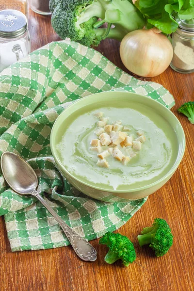 Sopa Creme Brócolis Tigela Verde Servida Com Croutons Uma Mesa — Fotografia de Stock