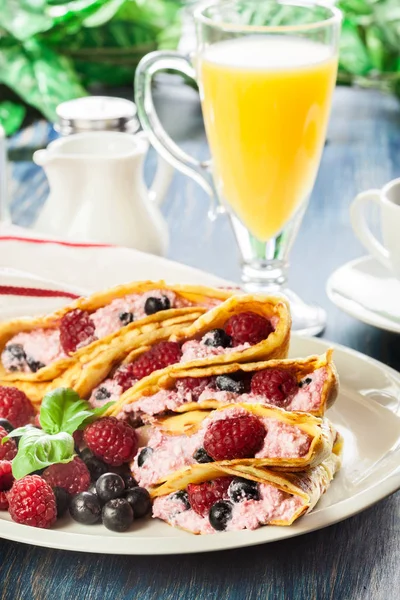 Deliciosas Crepes Tradicionales Caseras Sabrosas Con Queso Cottage Frambuesas Chokeberry — Foto de Stock