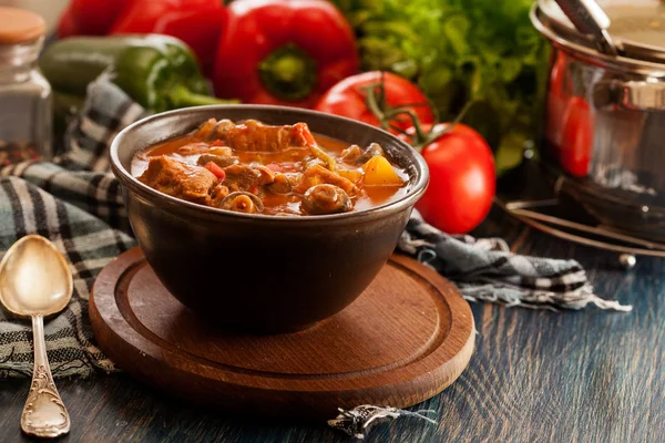 Sopa Guisado Com Carne Batatas Cogumelos Pimenta Vermelha Tigela — Fotografia de Stock