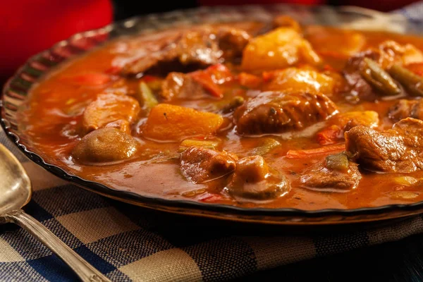 Тушеный Суп Мясом Картошкой Грибами Красным Перцем Тарелке — стоковое фото