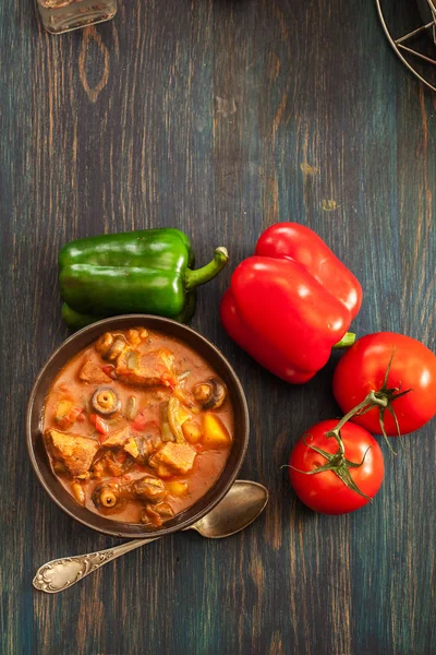 Guisado Sopa Com Carne Batatas Cogumelos Pimenta Vermelha Tigela Vista — Fotografia de Stock