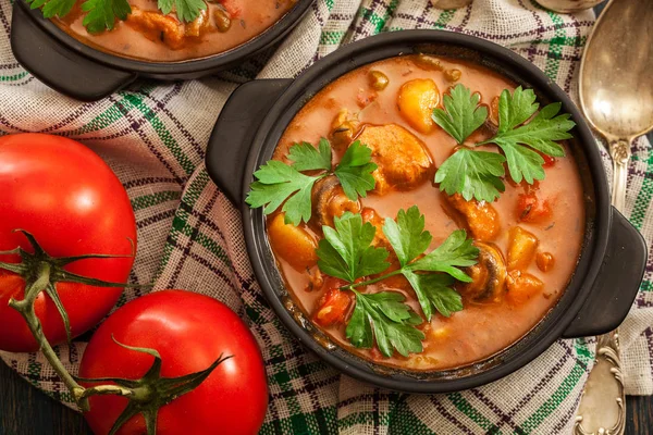 Guisar Sopa Con Carne Patatas Champiñones Pimiento Rojo Tazón Vista —  Fotos de Stock