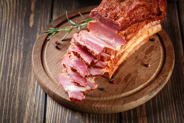 Bacon Defumado Com Fatias Picadas Pronto Para Preparar Café Manhã — Fotografia de Stock
