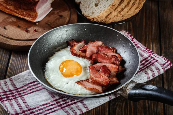 フライパンで目玉焼きとスモーク ベーコンのスライス 食べる習慣コンセプト — ストック写真