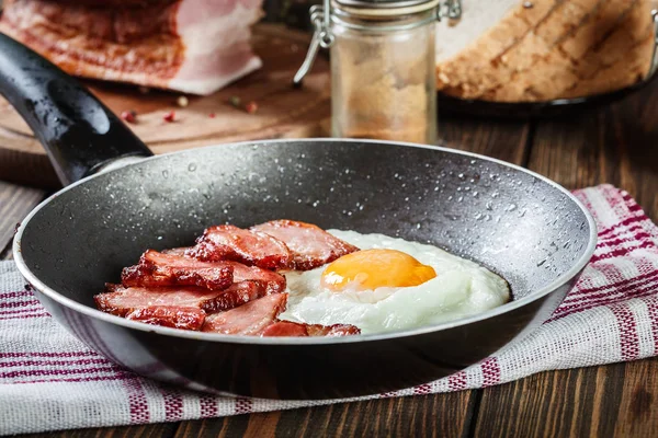 Fatias Bacon Defumado Ovo Frito Frigideira Conceito Hábitos Alimentares — Fotografia de Stock