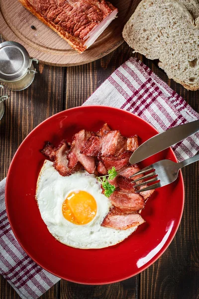 Rebanadas Tocino Ahumado Huevo Frito Plato Rojo Concepto Hábitos Alimenticios —  Fotos de Stock