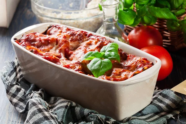 Gorąca Smaczna Lasagna Szpinakiem Ceramicznej Zapiekance Kuchnia Włoska — Zdjęcie stockowe