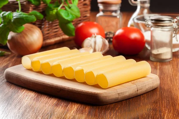 Makaron Cannelloni Niegotowane Deska Krojenia Składniki Dania Kuchni Włoskiej — Zdjęcie stockowe