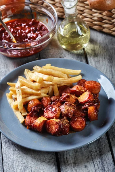 Tradiční Německá Currywurst Kousky Klobásy Kari Omáčkou Hranolky Pohled Shora — Stock fotografie