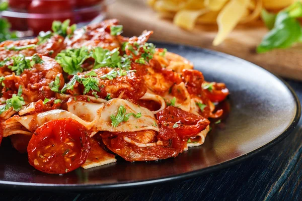 Kleding Pasta Met Garnalen Tomaten Kruiden Italiaanse Keuken — Stockfoto