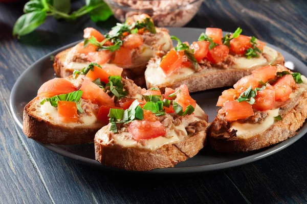 Aperitivo Bruschetta Con Atún Queso Mozarella Tomates Cocina Italiana — Foto de Stock