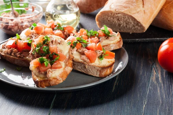 Aperitivo Bruschetta Con Atún Queso Mozarella Tomates Cocina Italiana — Foto de Stock