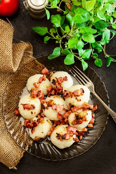 Bolinhos Batata Recheados Com Carne Servida Com Bacon Prato Vista — Fotografia de Stock