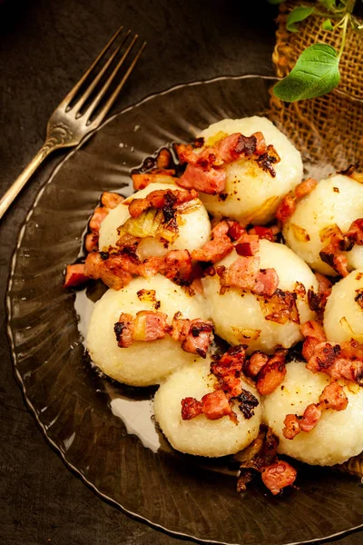 Potatisknyten Fyllda Med Kött Serverat Med Bacon Tallrik — Stockfoto