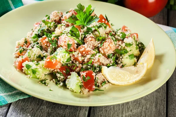 Tabbouleh Salade Met Couscous Groene Plaat Rustieke Tafel — Stockfoto