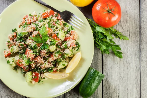 Tabbouleh Zöld Lemez Rusztikus Asztal Kuszkusz Saláta Szemközti Nézet — Stock Fotó