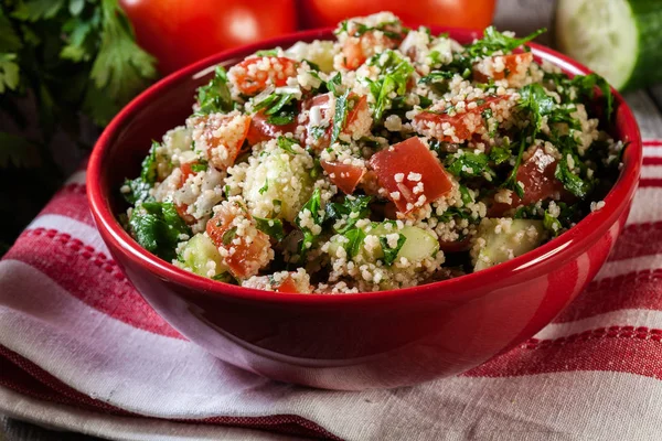 Tabbouleh Salade Met Couscous Rode Kom Rustieke Tafel — Stockfoto