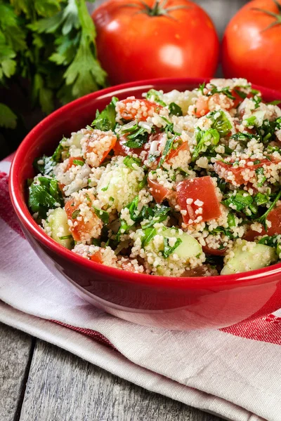 Insalata Tabbouleh Con Couscous Ciotola Rossa Tavolo Rustico — Foto Stock