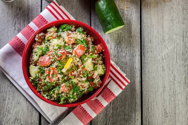 Salát Tabbouleh Kuskus Červené Misky Rustikální Stůl Pohled Shora — Stock fotografie