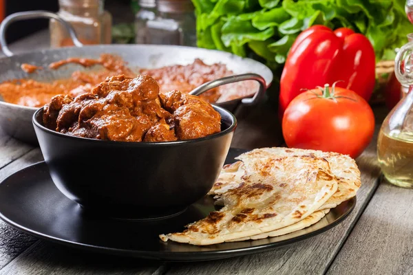 Pollo Tikka Masala Servido Con Pan Naan Plato Negro — Foto de Stock