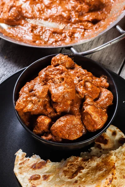 Chicken Tikka Masala Served Bread Naan Black Dish — Stock Photo, Image