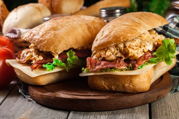 Sandwich Ciabatta Con Tocino Ahumado Huevos Una Tabla Cortar — Foto de Stock