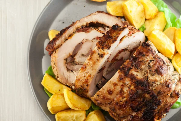 Schweinebraten Gefüllt Mit Anderem Fleisch Und Getrockneten Tomaten Serviert Mit — Stockfoto