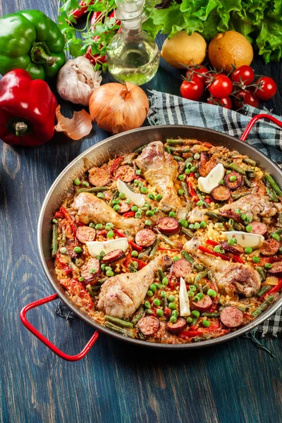 Paella Tradicional Com Pernas Frango Chouriço Salsicha Legumes Servidos Paellera — Fotografia de Stock