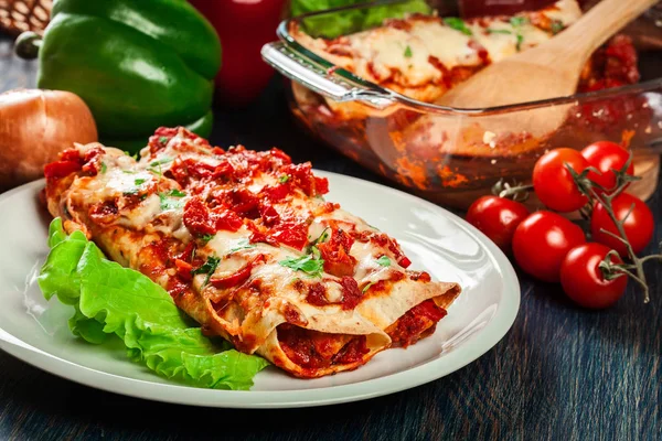 Enchiladas Mexicanas Tradicionales Con Carne Pollo Salsa Tomate Picante Queso —  Fotos de Stock