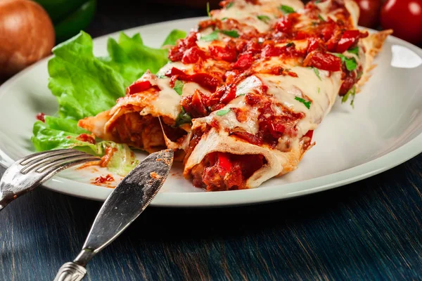 Hagyományos Mexikói Enchiladas Csirkehús Fűszeres Paradicsomos Mártással Sajttal Egy Tányérra — Stock Fotó