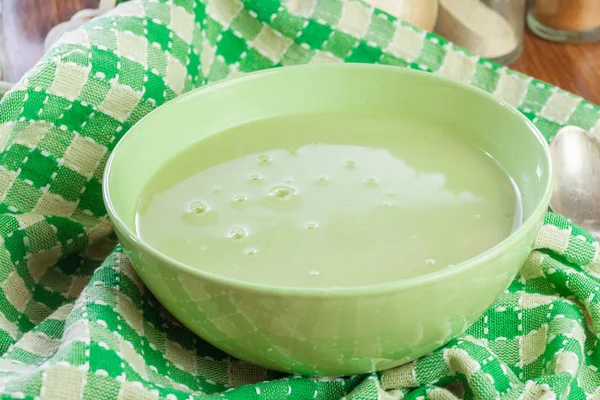 田园餐桌上的绿碗西兰花奶油汤 — 图库照片