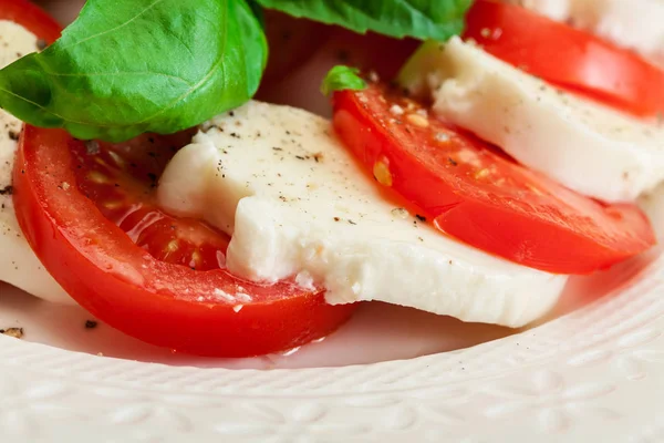 Salada Caprese Com Mussarela Tomate Manjericão Sobre Placa Branca — Fotografia de Stock