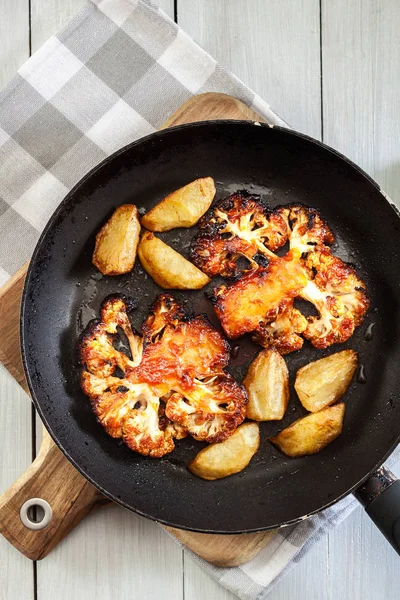 Bistecca Vegetariana Cavolfiore Arrosto Con Erbe Patate Fritte Una Padella — Foto Stock