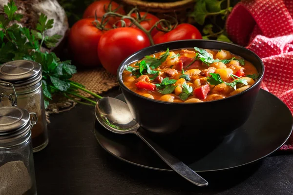 Sopa Feijão Branco Com Batatas Tomates Páprica Bacon Tigela Cerâmica — Fotografia de Stock