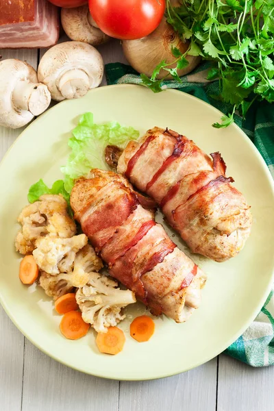 Peito Frango Recheado Com Champignon Cebola Queijo Envolto Com Bacon — Fotografia de Stock