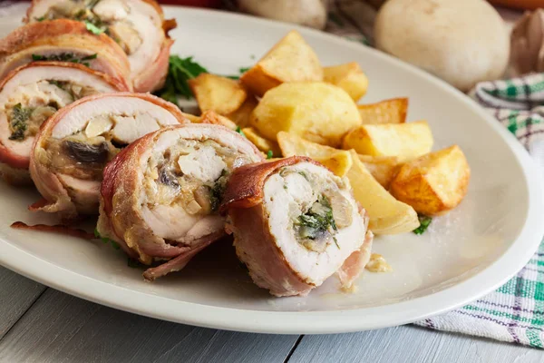 Hühnerbrust Gefüllt Mit Champignon Zwiebeln Und Käse Umwickelt Mit Speck — Stockfoto